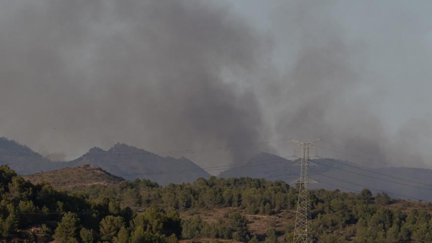 200 medios terrestres y 15 aéreos trabajan para evitar que el incendio de Soneja llegue a Espadán (Castellón)