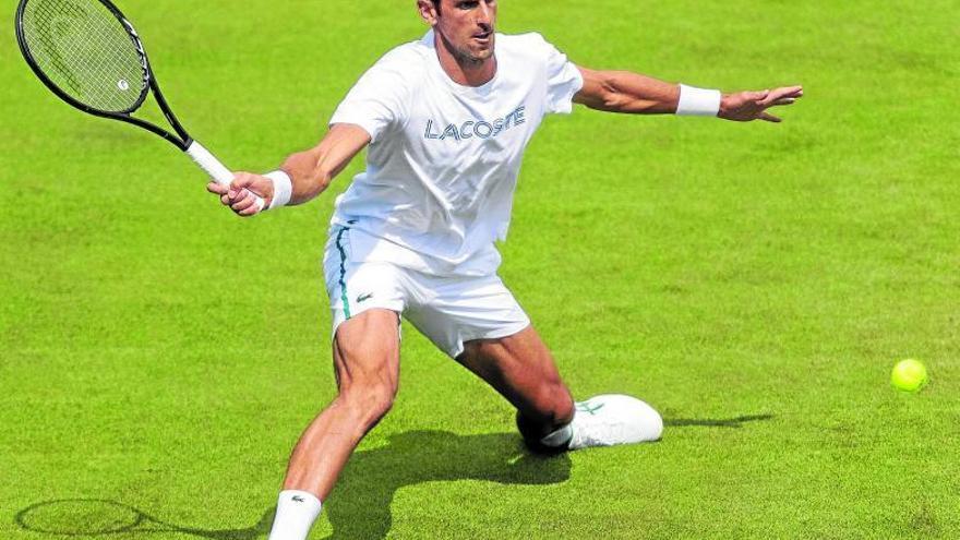 Novak Djokovic, durante uno de los entrenamientos previos a Wimbledon en el All England Club. Foto: Afp