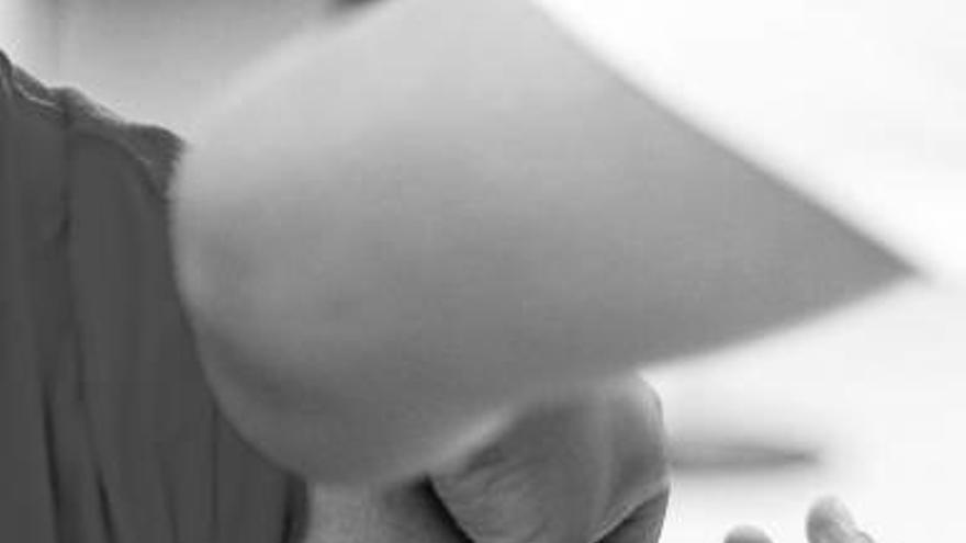 Una enfermera pone la vacuna contra la gripe A a un joven.