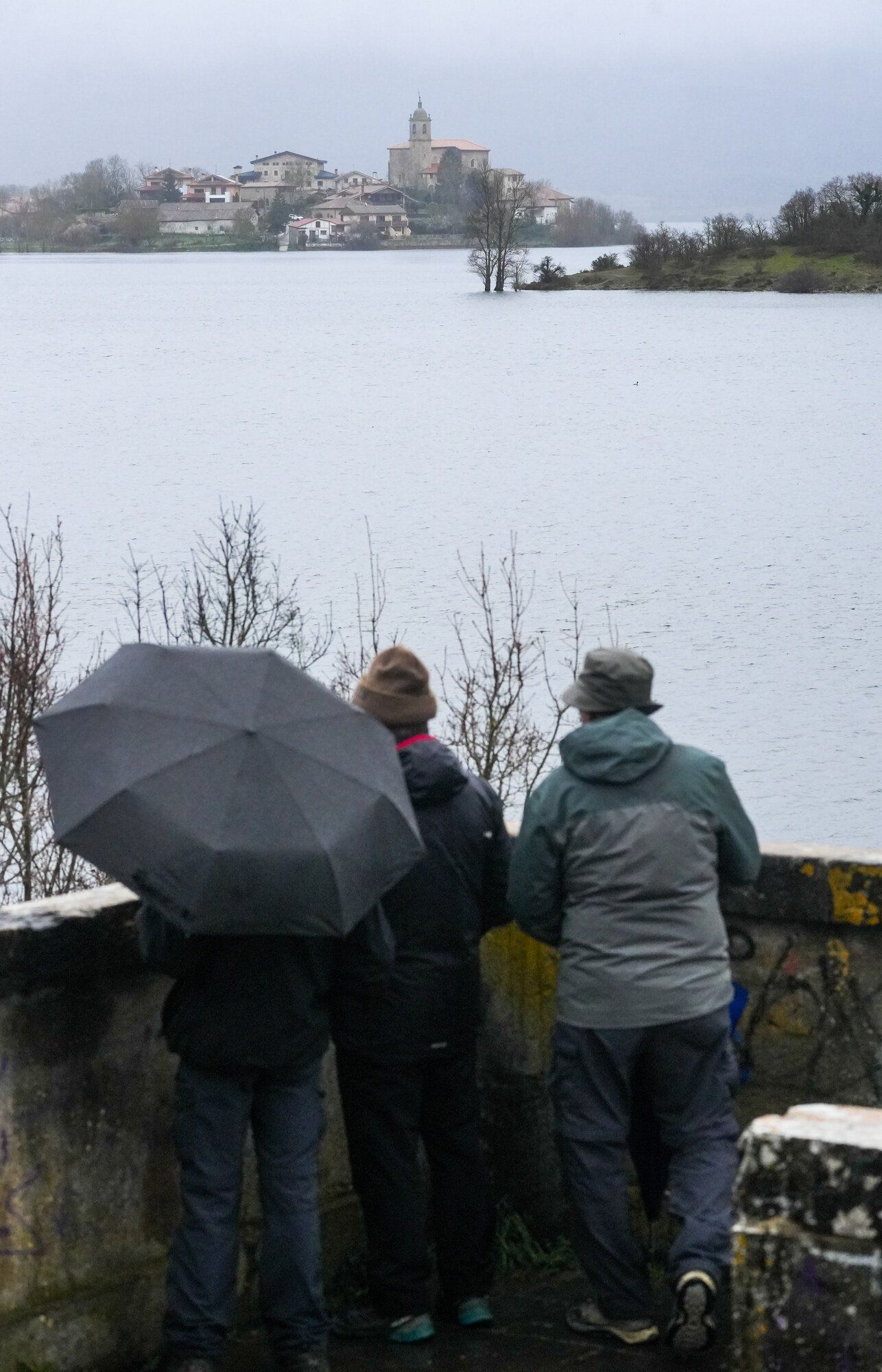 Desembalse en el pantano de Ullibarri-Gamboa