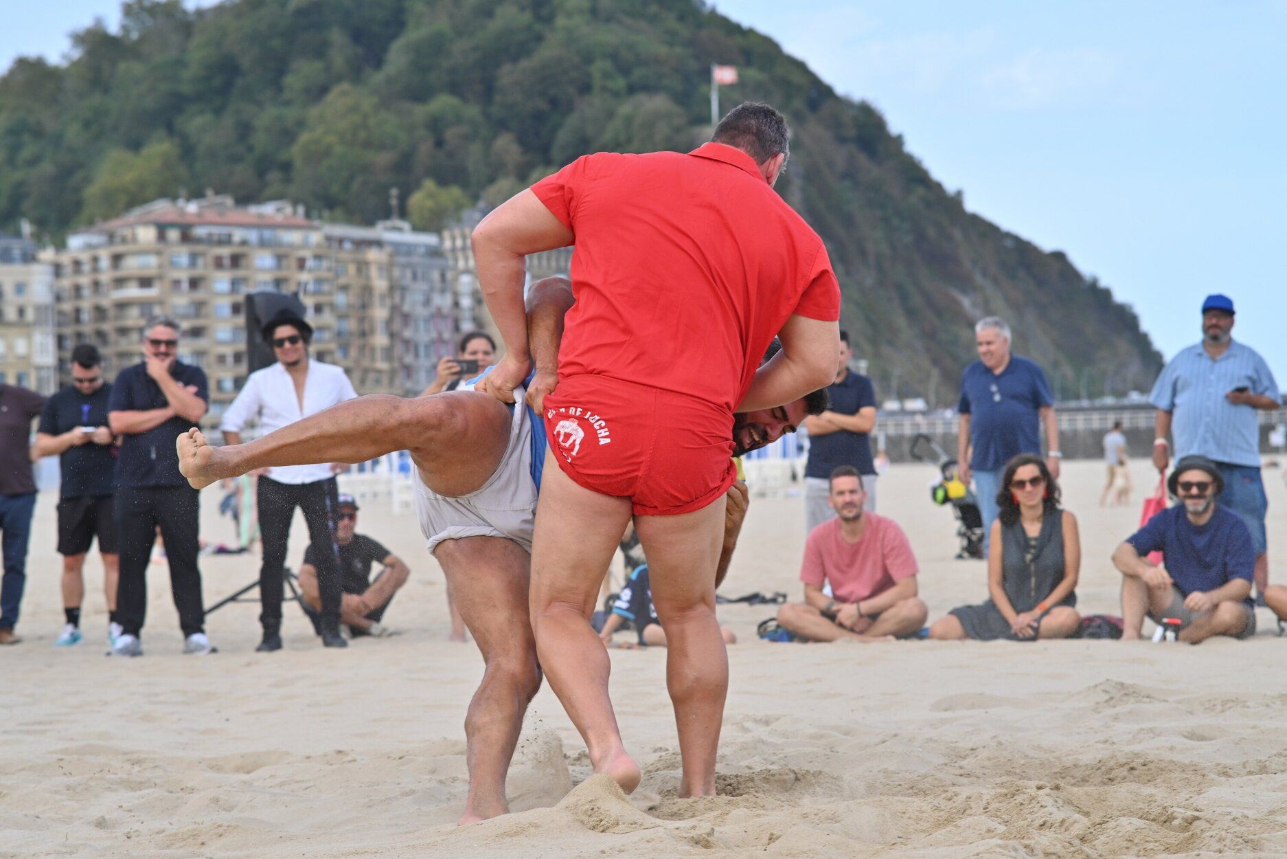 Espectacular exhibición de lucha canaria en la playa de la Zurriola