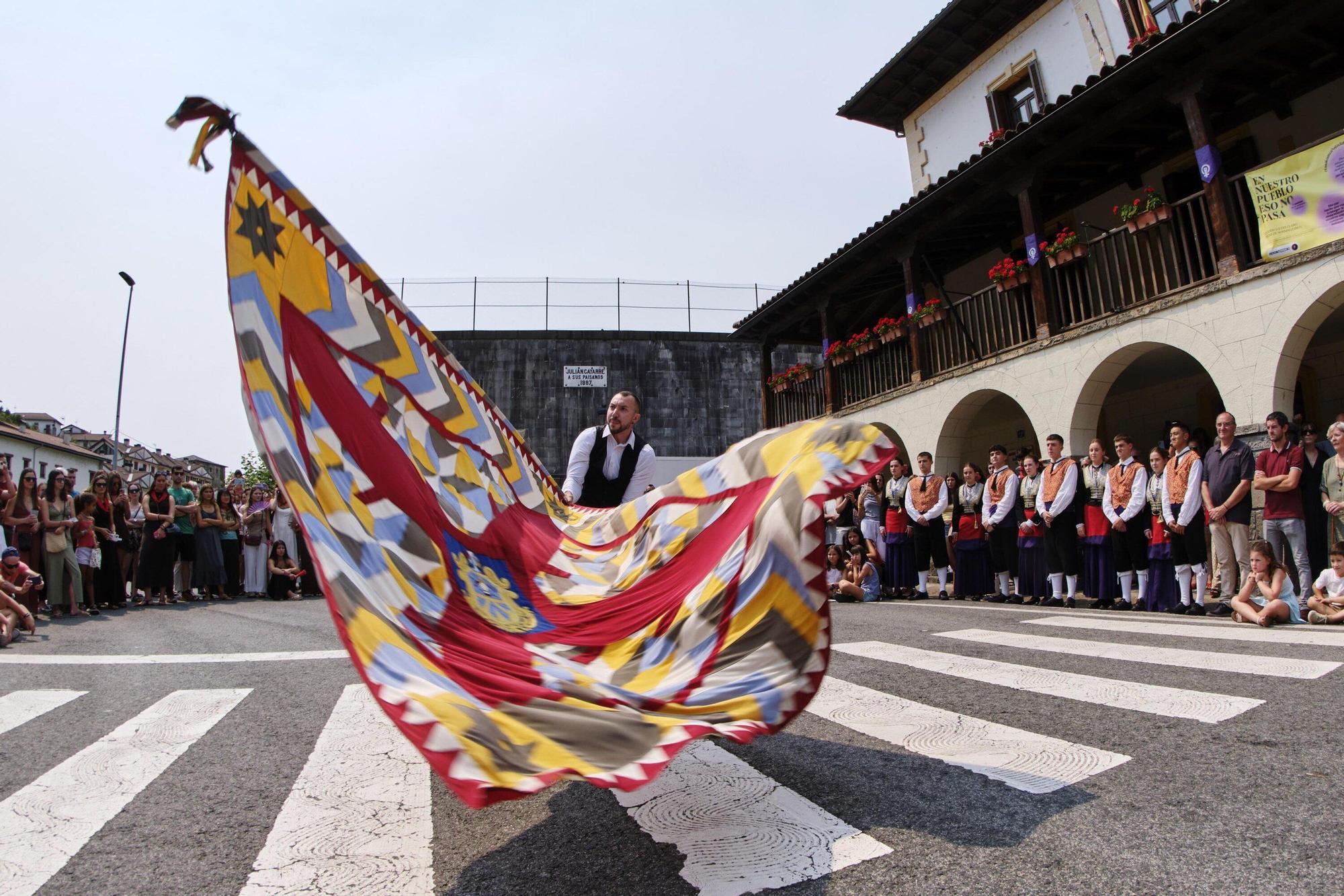 Fotos del tradicional baile de la bandera en fiestas de Roncal 2025