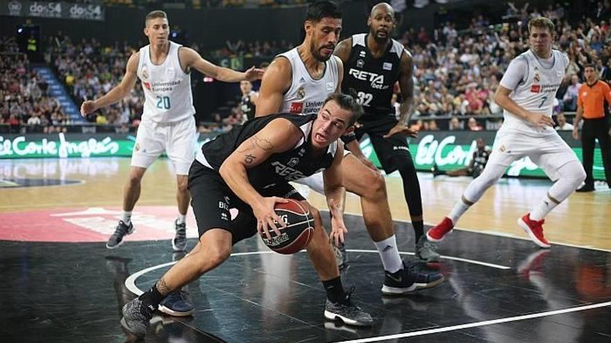 Una jugada del partido que ha enfrentado esta tarde a Bilbao Basket y Real Madrid