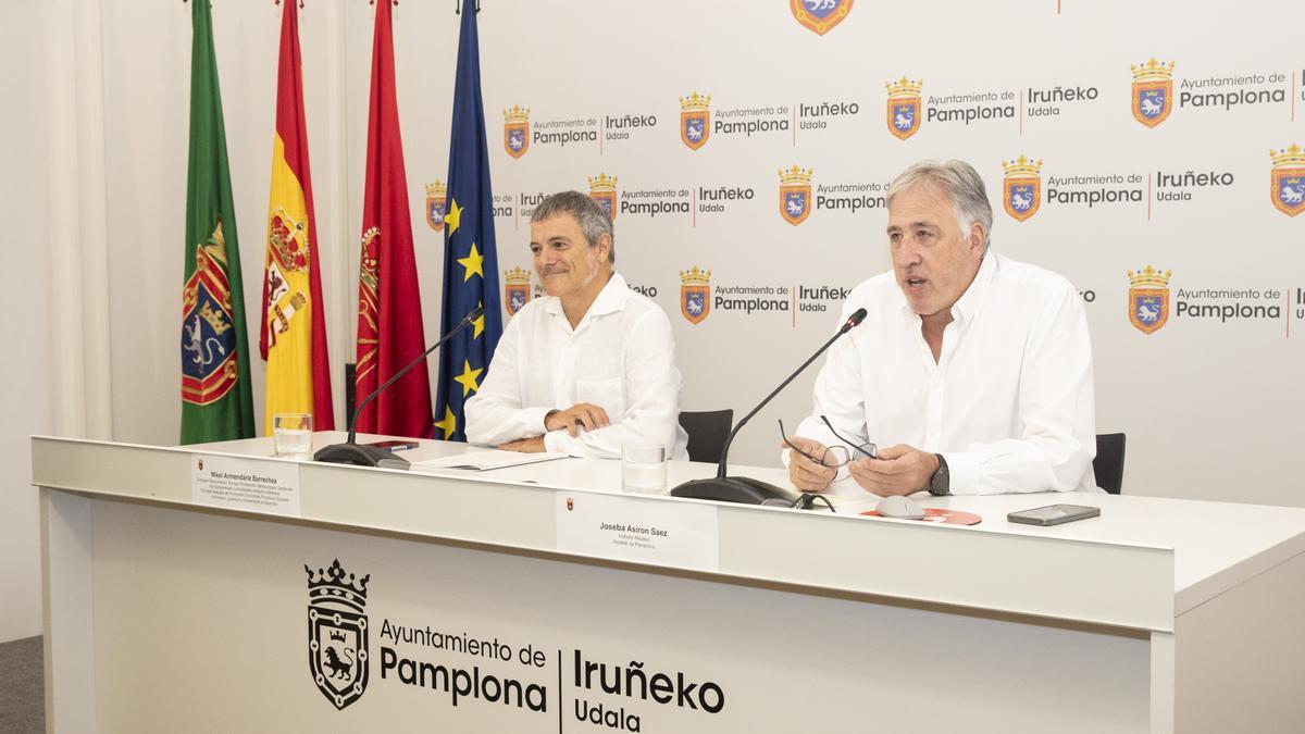 El alcalde de Pamplona, Joseba Asiron, y el concejal delegado de Promoción Económica, Mikel Armendáriz.