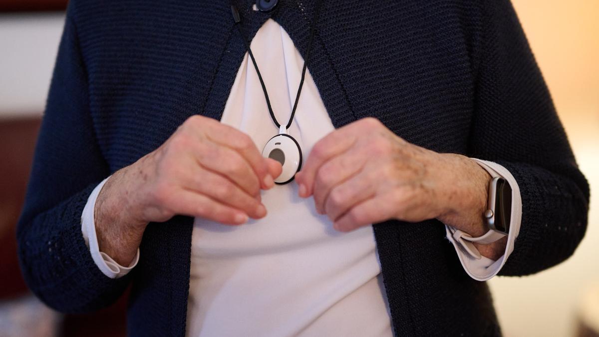 Una mujer, con el medallón.