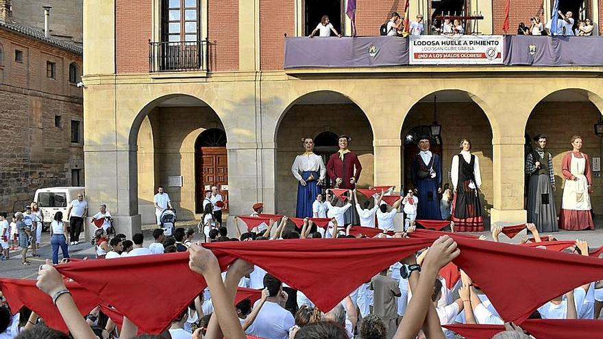 Pañuelos alzados y gigantes al fondo, mientras Mª Jesús se dirigía a la ciudadanía.