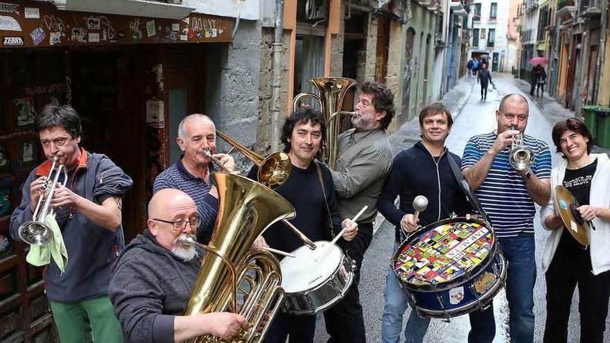De izda a dcha: Rafa (Palomino), Fredi, Javier (El peska), Fermín (Mingüi), Mintxo, Josean, Roberto (Petro) y Miriam. Faltaban Fernando, Martín y Carlos (Faustino) y Javierico.