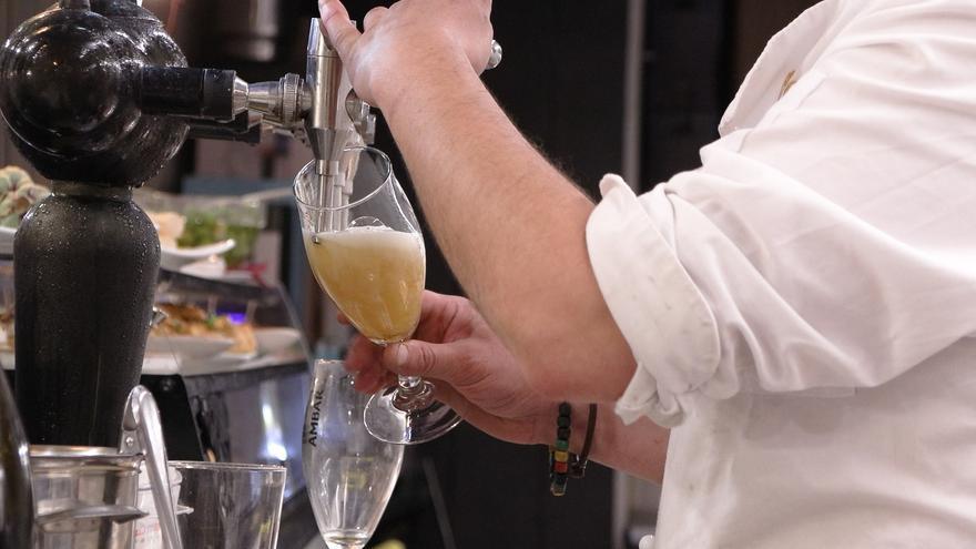 La OCU destapa la realidad de las cervezas con limón: apenas llevan fruta y están cargadas de azúcar