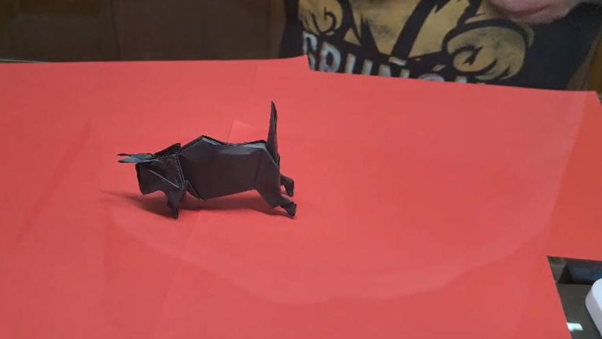 Así se crea un toro de papel para el sorprendente escaparate de Pamplona