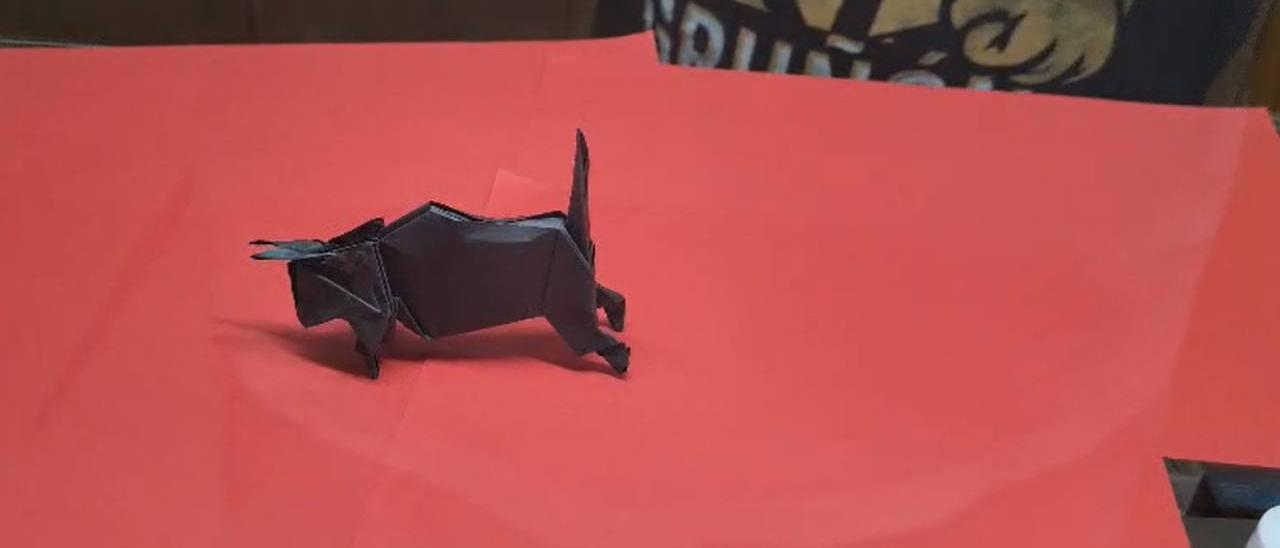 Así se crea un toro de papel para el sorprendente escaparate de Pamplona