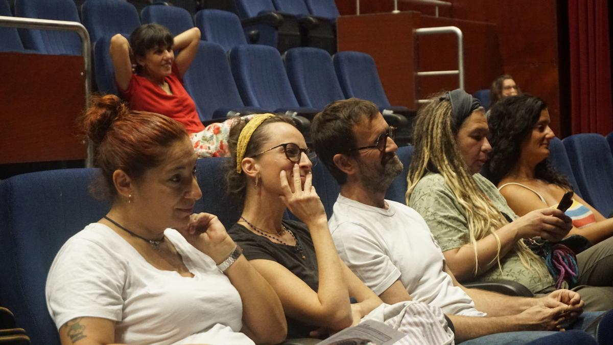 Público en la representación de Ana Cotoré en la residencia de LEB en Aoiz.