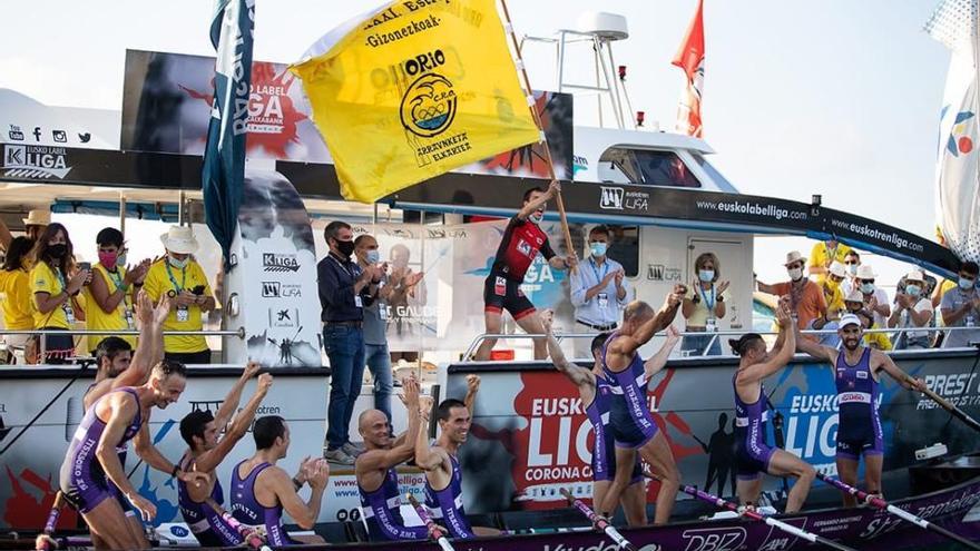 Santurtzi triunfa en las aguas revueltas de Lekeitio