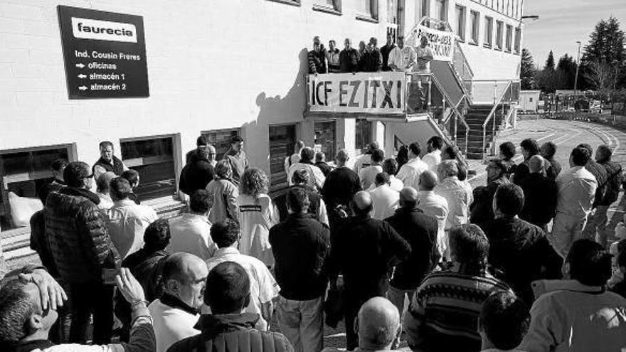 Concentración de los trabajadores de la planta de Burlada ayer al cumplirse un año del ERE.