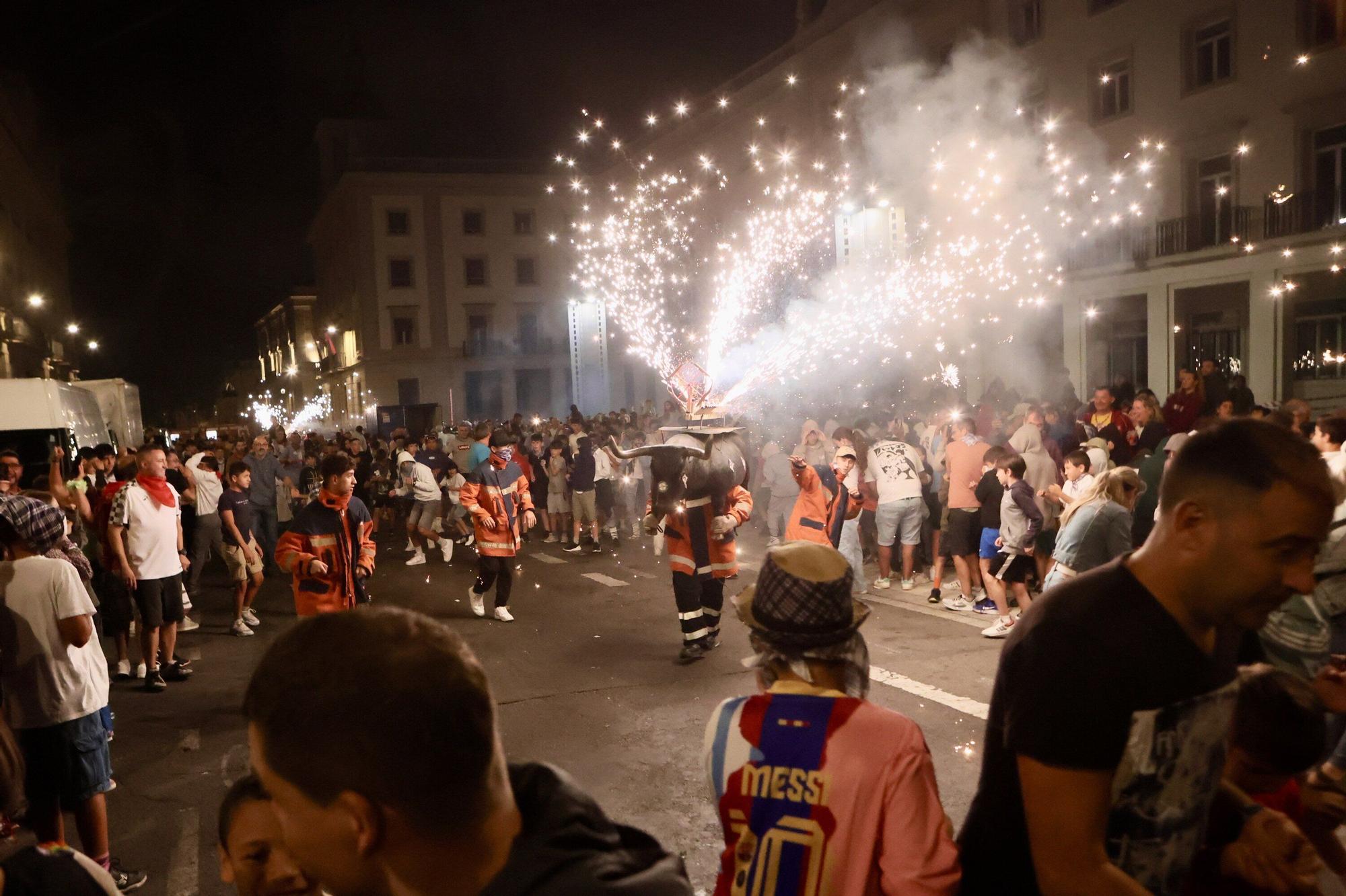 Toros de fuego en la calle Olaguibel