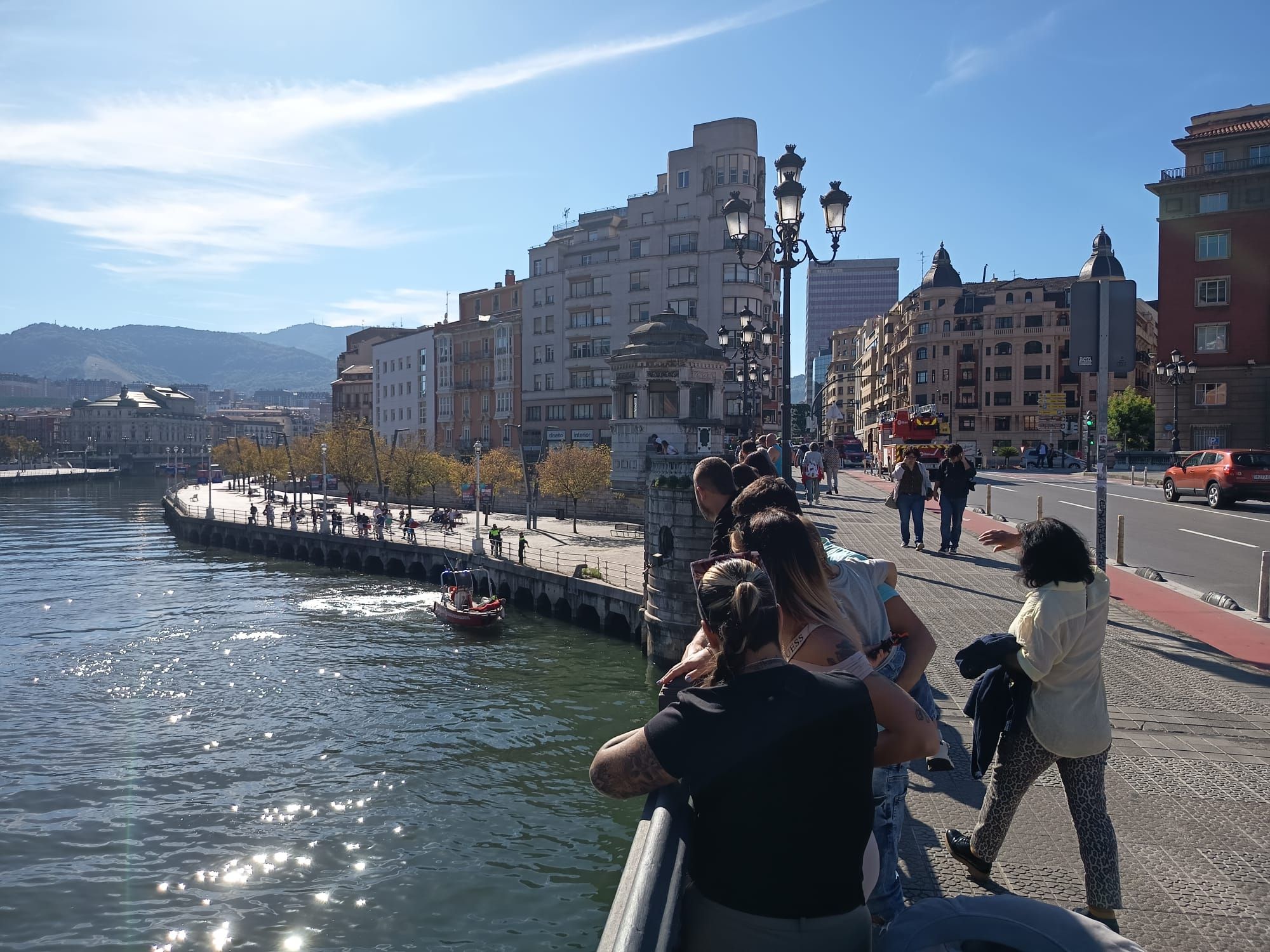 En imágenes: rescatan a una persona en la ría de Bilbao