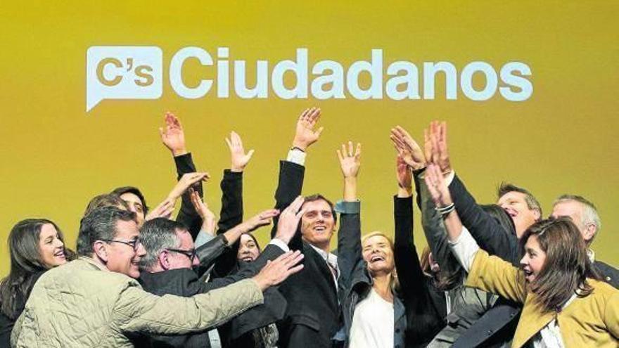 El líder de Ciudadanos, Albert Rivera (c), junto a otros miembros de la formación ayer en Barcelona.