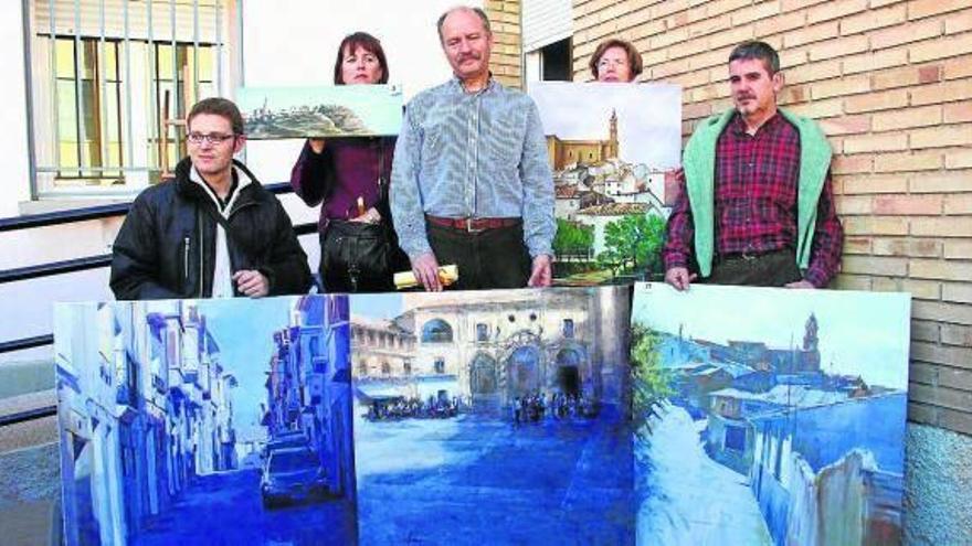 Los cinco ganadores del concurso posaron con sus cuadros.