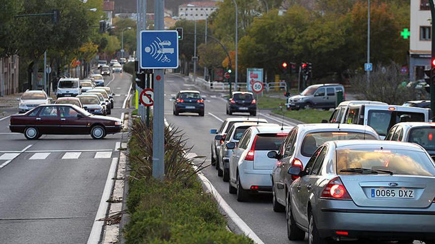 Varios vehículos circulan por la avenida Aróstegui, en Pamplona.