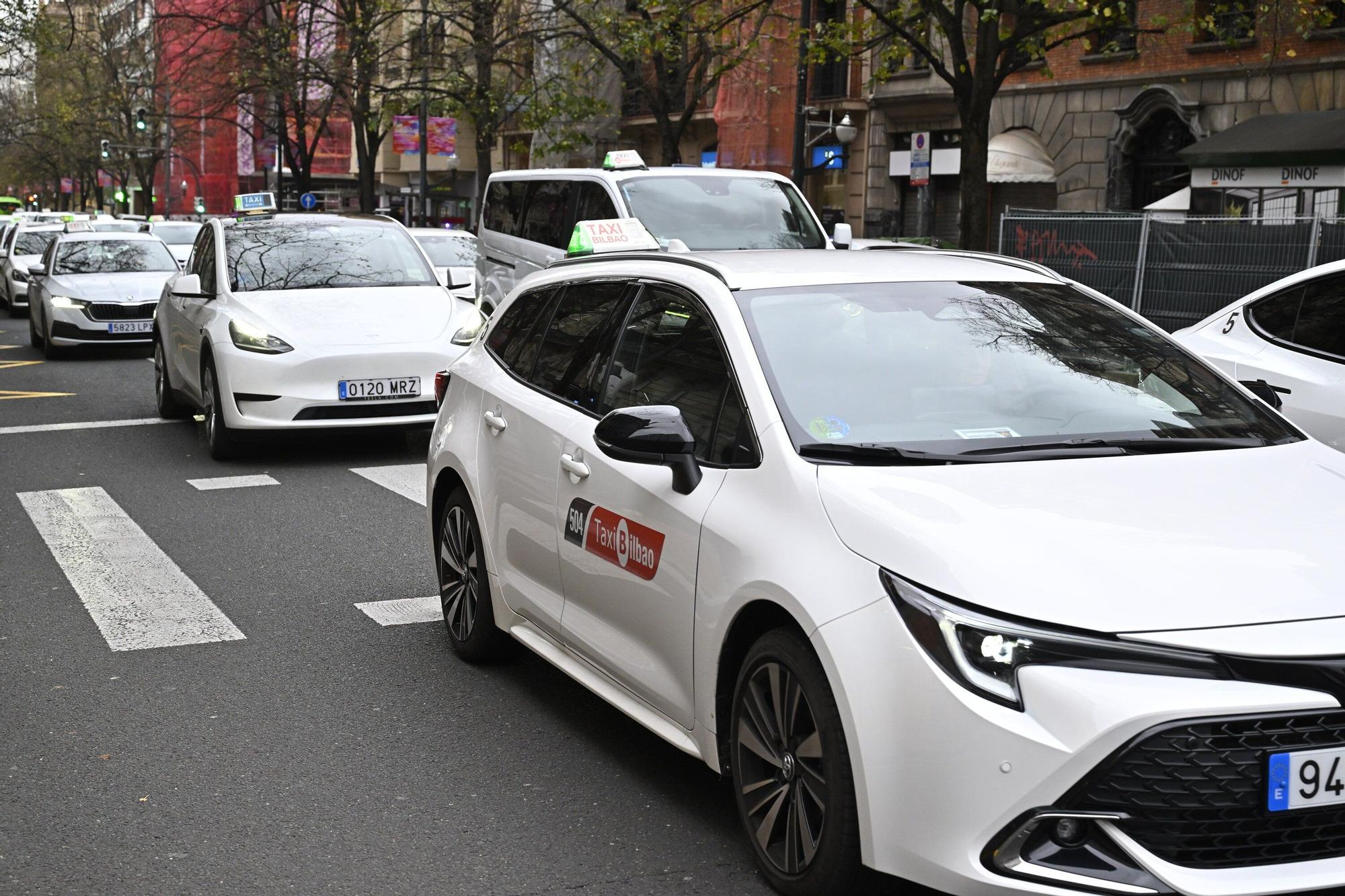 En imágenes: los taxistas vascos se movilizan para denunciar la "impunidad" de las VTC