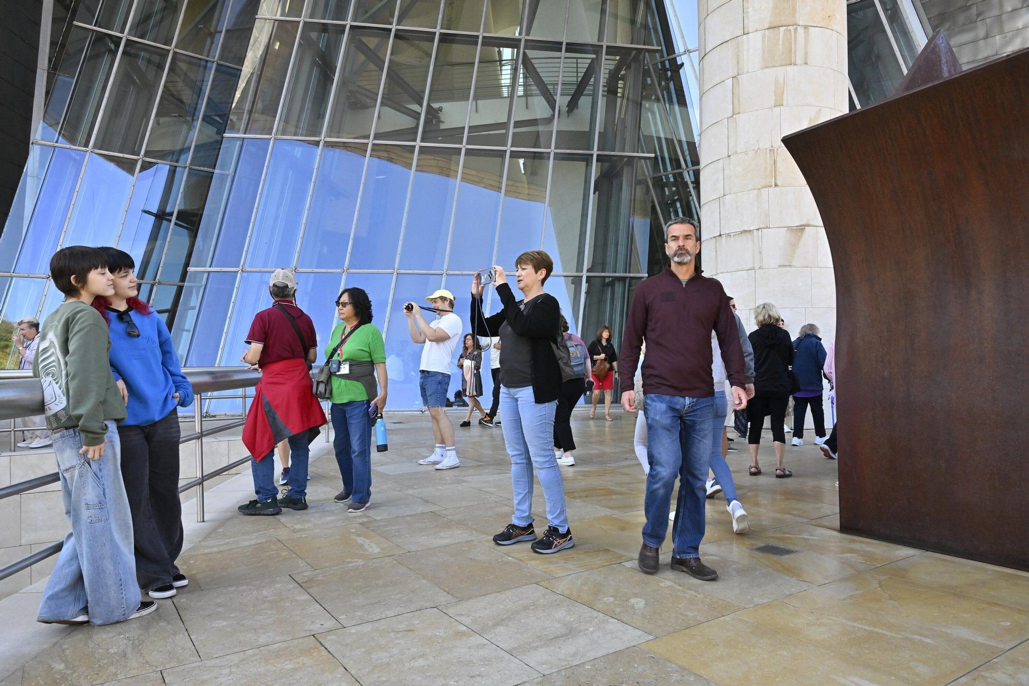 El Museo Guggenheim acoge a miles de visitantes en su 28º cumpleaños