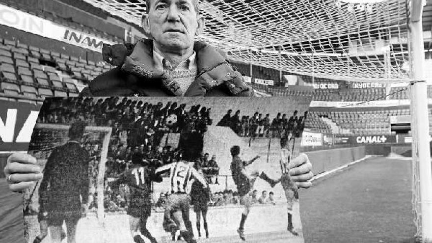 Joaquín Jordana, con la imagen del momento en el que marca el primer gol oficial en el estadio.