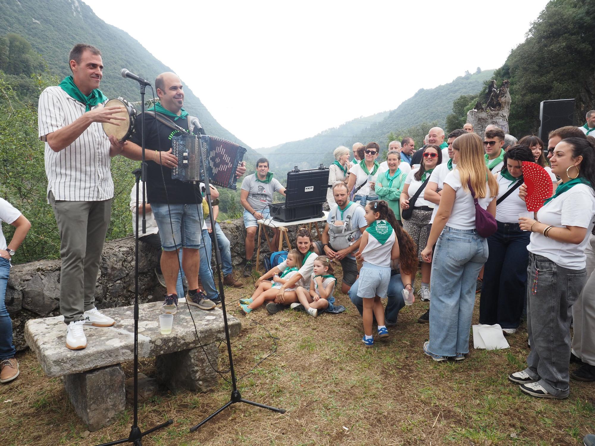 Fiesta en verde y blanco en la ermita de Santa Ana de Mendaro