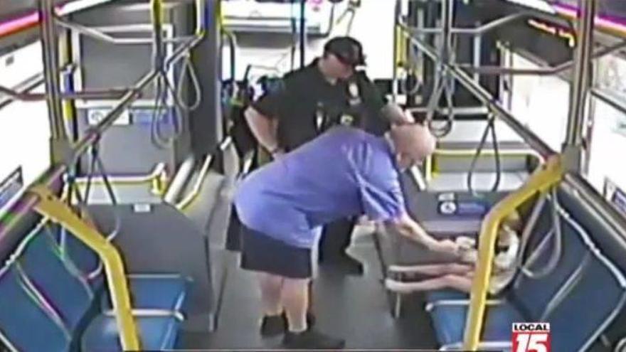 Un conductor de autobús salva a un niño pequeño