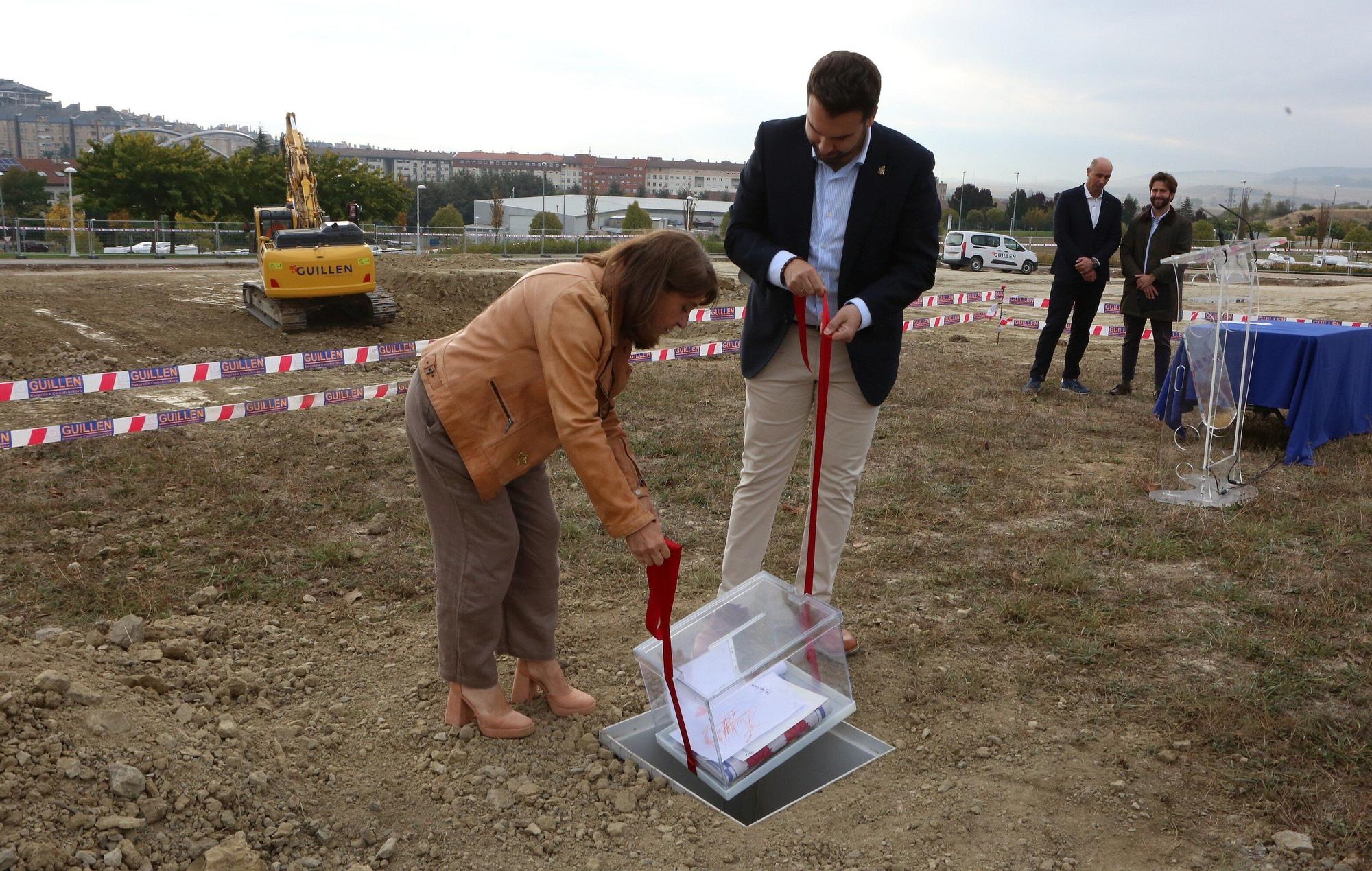 Colocación de la primera piedra de la nueva Escuela Infantil Sarastigorri en Zizur Mayor