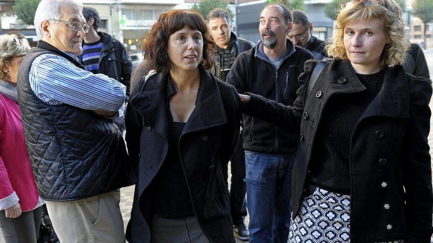 La concejala de Bildu del Ayuntamiento de Pamplona Patricia Perales (c), acompañada de parlamentarios y concejales de Bildu y Aralar, momentos antes de declarar esta mañana ante el juez de guardia en Pamplona.