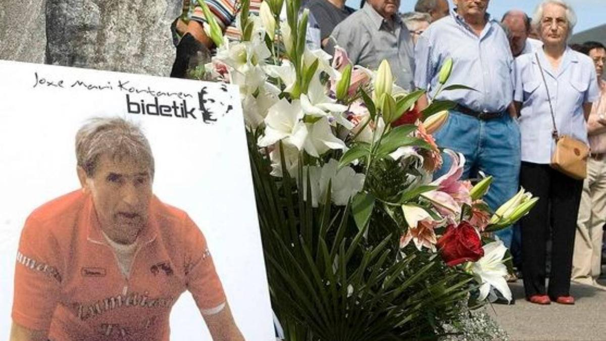 Kortaren lagun eta familia bere homenaldi batean.