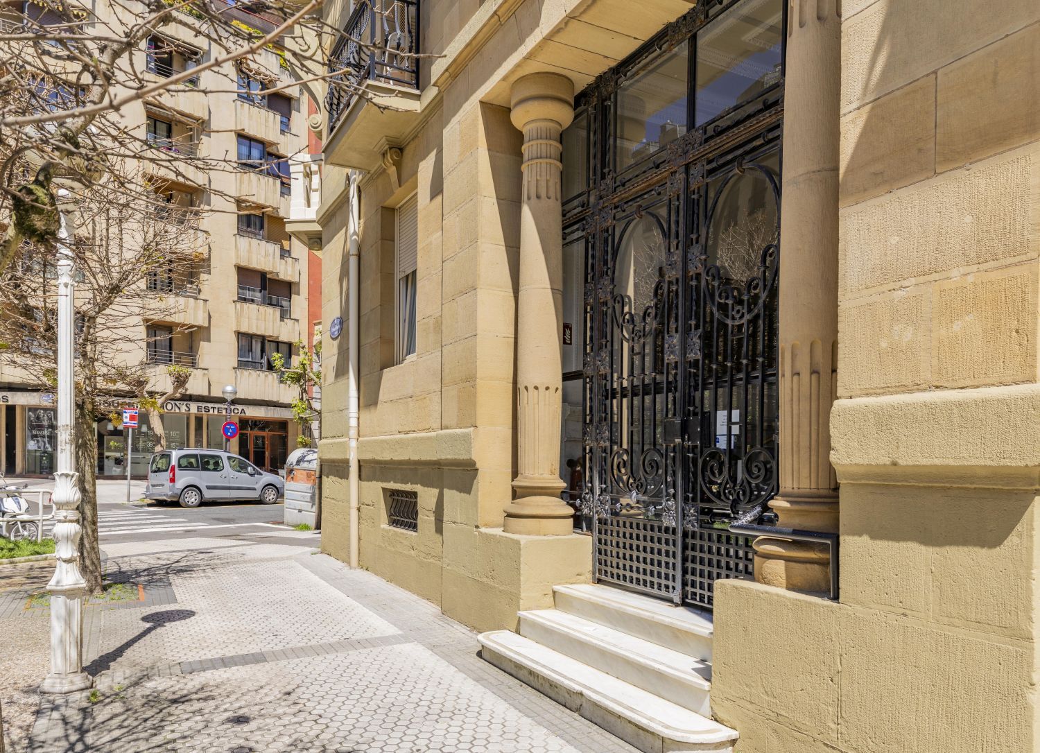 Magnífica propiedad en venta ubicada en un edificio señorial, situada en una de las zonas más elegantes del céntrico barrio de Gros