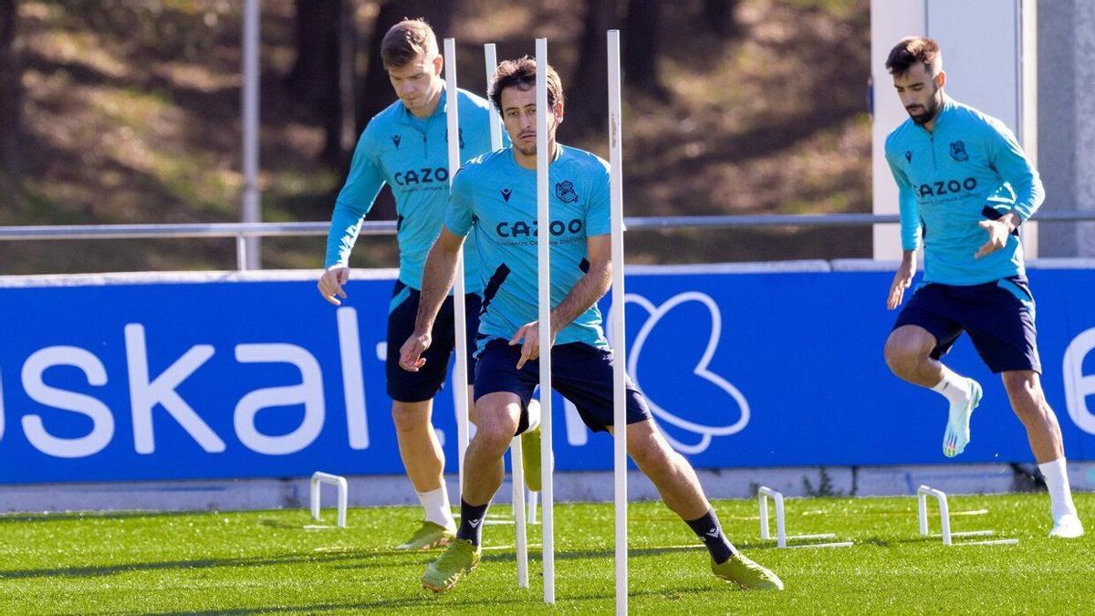 Mikel Oyarzabal, en un entrenamiento con Brais y Sorloth.