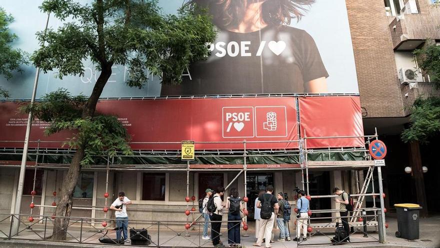 La UCO registra Ferraz para investigar una posible trama de financiación ilegal del PSOE