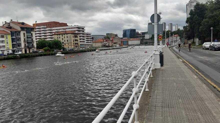 Decenas de nadadores toman la Ría de Bilbao