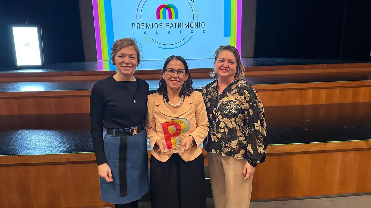 María Peraita, junto a la alcaldesa, Amaia Agirre, y la edil Janire Ocio, con el premio recibido.