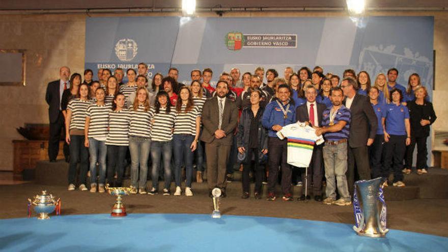 El lehendakari recibe a una delegación de deportistas vascos