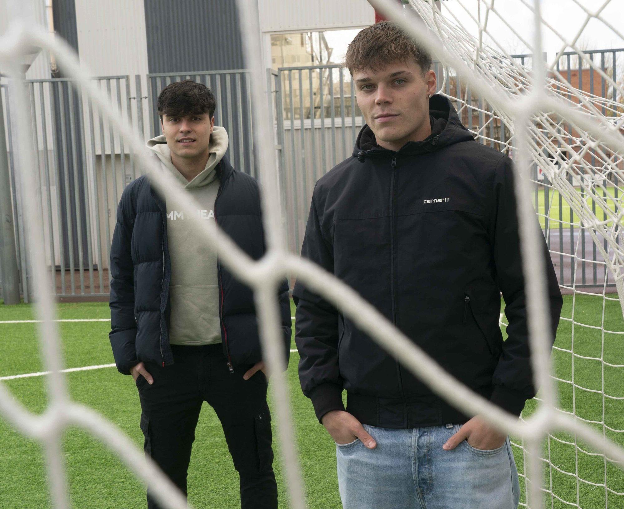 Mikel Ortiz de Urbina y Alain Velarde posan durante su charla con DNA