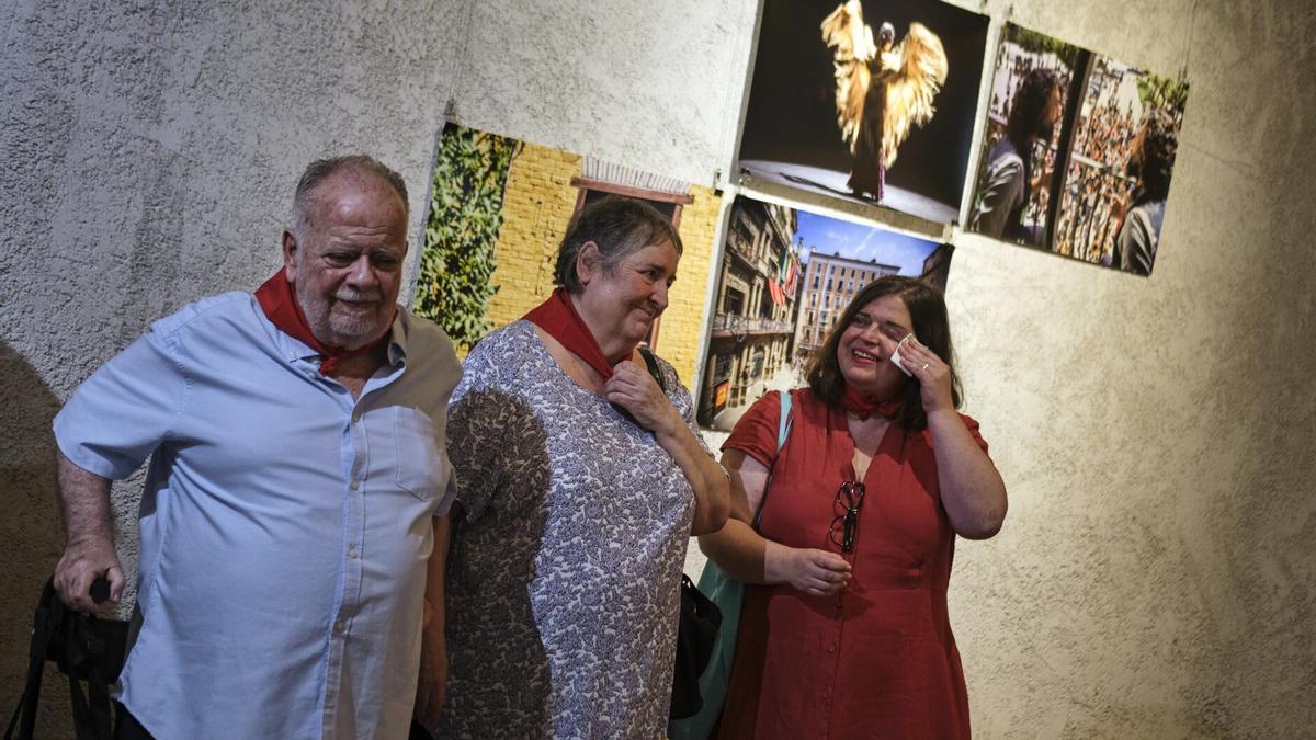 Los padres y la hermana de Javier Fergo recibieron el &#039;pañuelico&#039; rojo de Gaz Kaló en la inauguración de la exposición.
