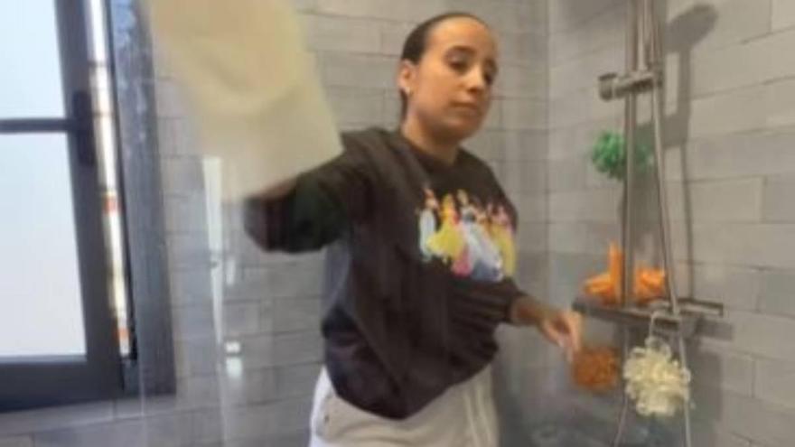 El truco definitivo para tener un baño impecable, según una experta en limpieza