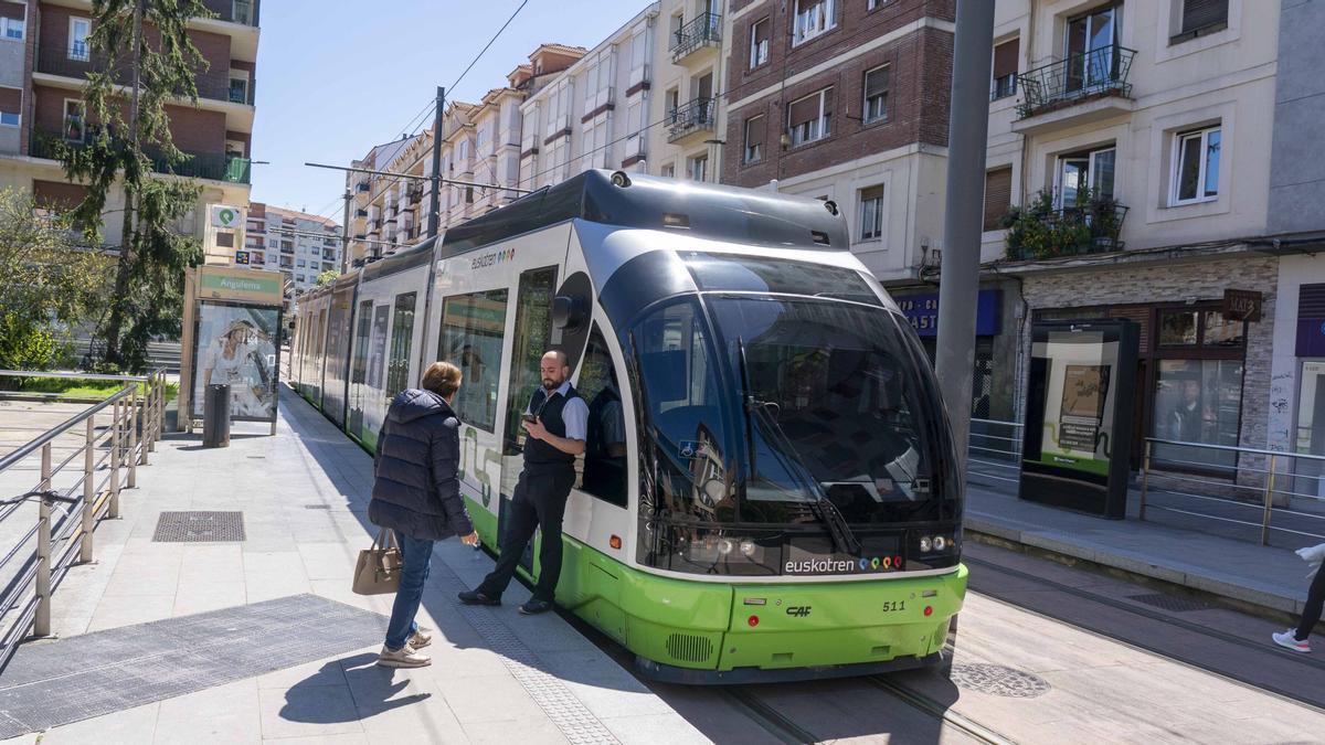Parada del tranvia en la Calle Angulema de Gasteiz.