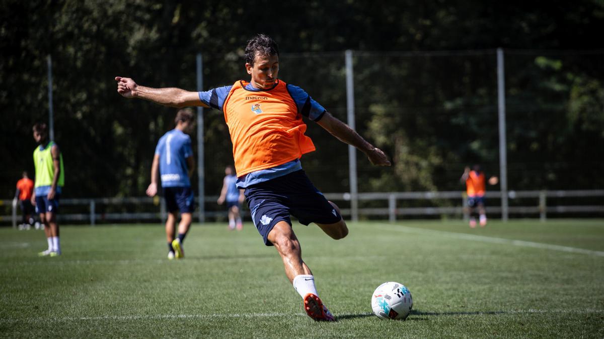 Oyarzabal, en un ejercicio del entrenamiento que la Real ha llevado a cabo este jueves en Zubieta.