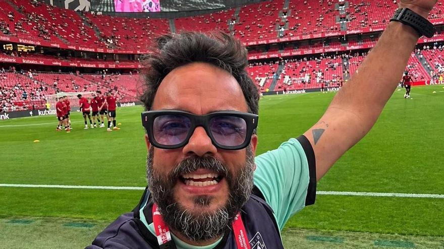 La emoción de un padre al ver a su hijo saltar a San Mamés: "Os lo juro, tengo ganas de llorar"
