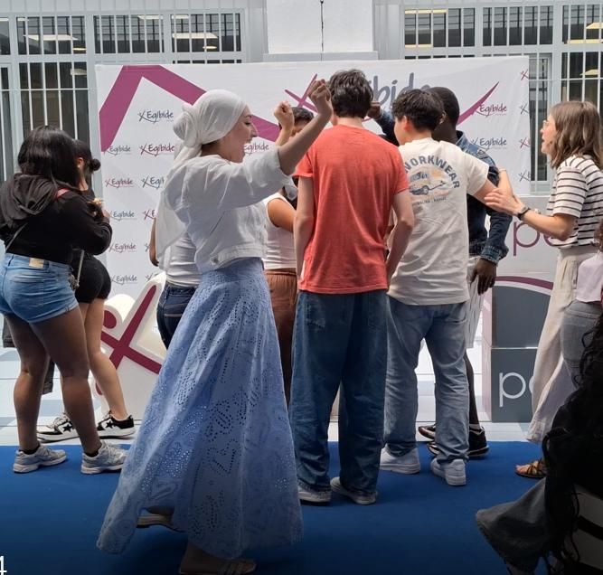 Grupo ganador del proyecto de moda sostenible celebrando su éxito