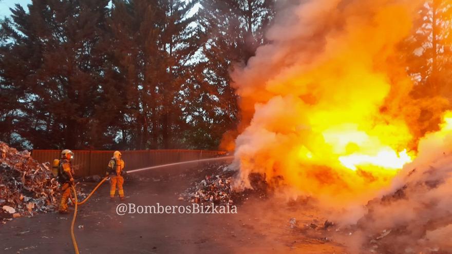 Un incendio provocado por acumulación de chatarra despierta a Galdakao