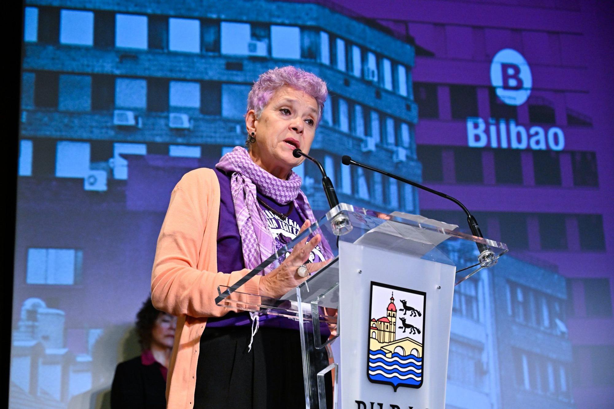 En imágenes: El Ayuntamiento de Bilbao conmemora el 25N con un acto simbólico en el Teatro Campos Elíseos