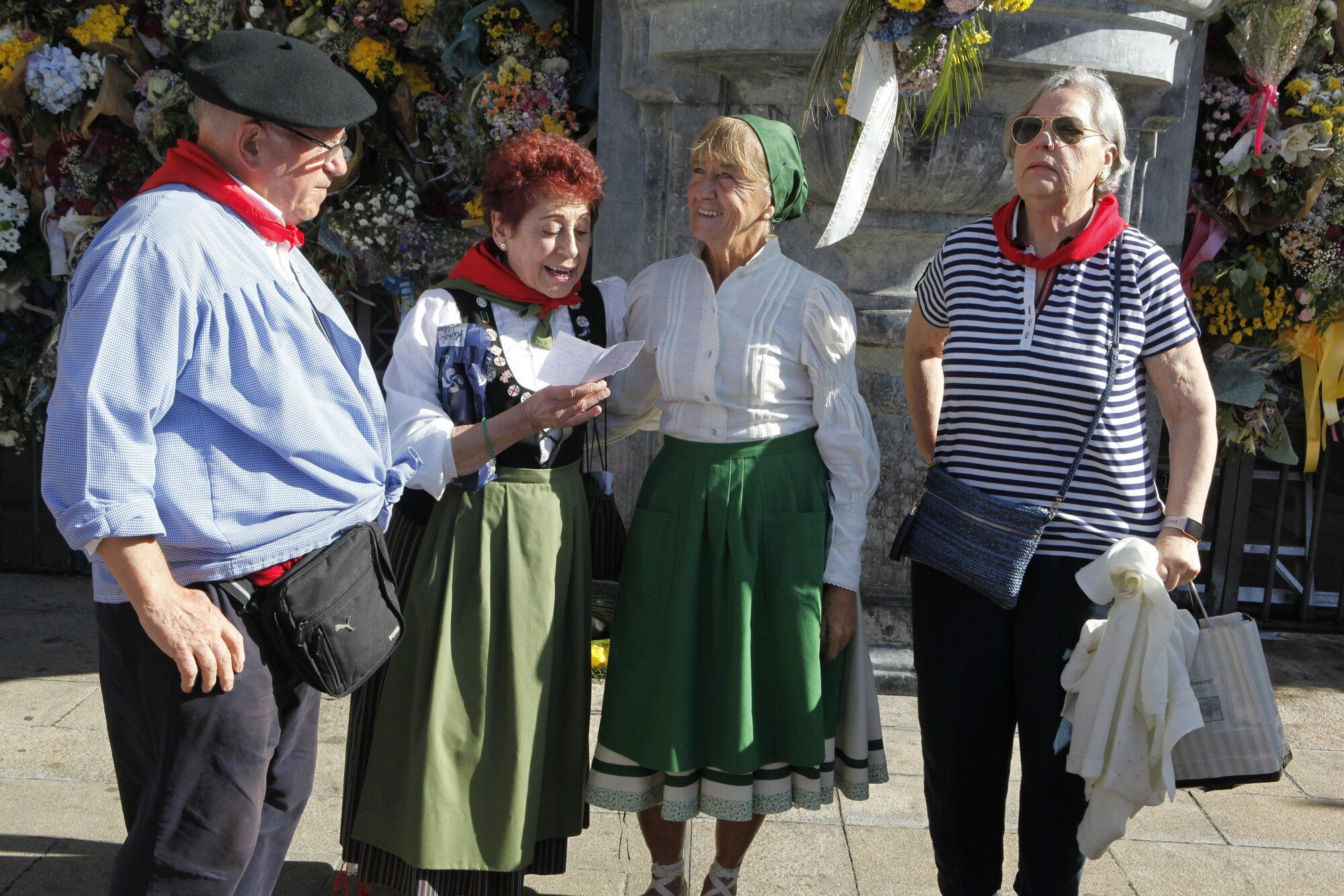 Los blusas y neskas veteranos ya disfrutan de su día en La Blanca