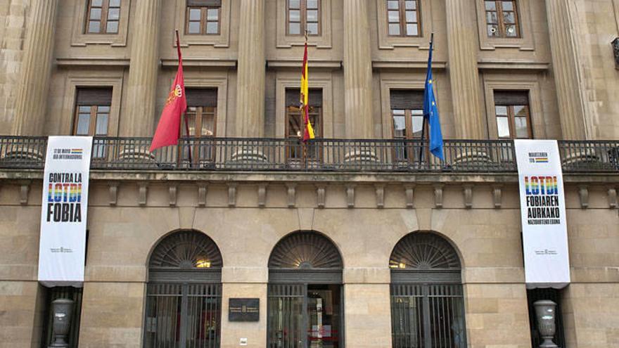 Fachada del Palacio de Navarra, con las bandas conmemorativas del Día contra la fobia LGTBI.