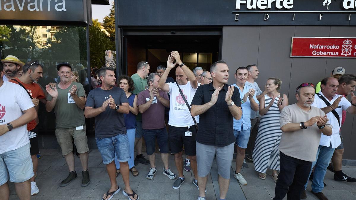 El comité aplaude a la plantilla, durante el receso de las 21.00 horas.
