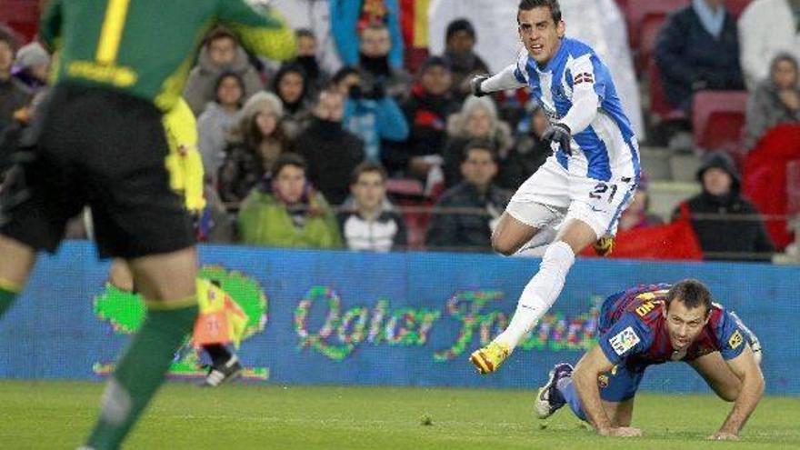 Ifrán, en una de las ocasiones que la Real puso a prueba a Víctor Valdés, con Mascherano en el suelo.