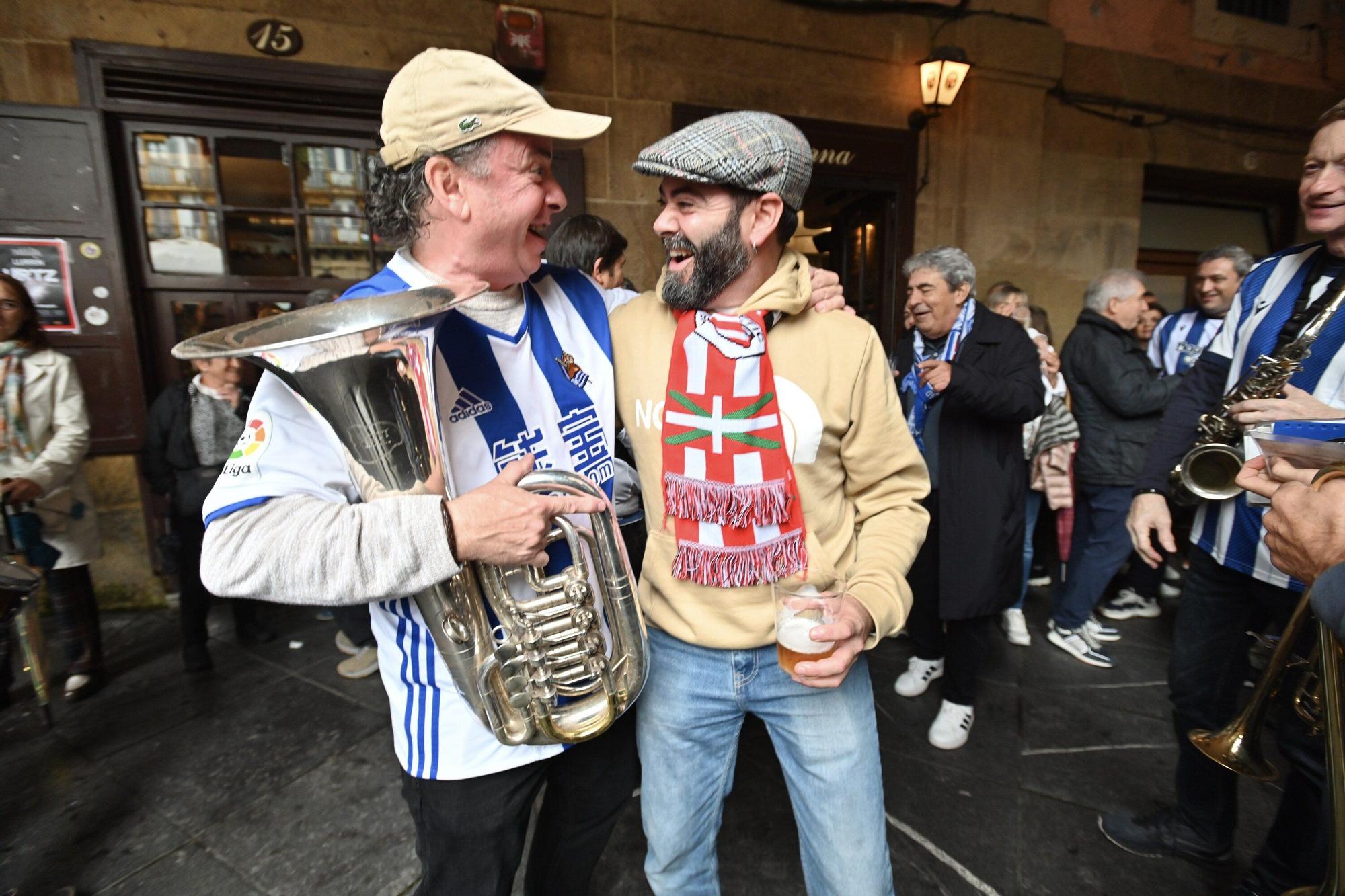 En imágenes: gran ambiente entre aficiones en la previa del derbi